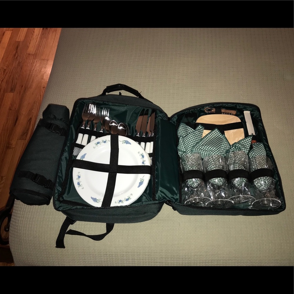 Picnic at Ascot Deluxe Picnic Backpack for 4